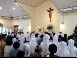 Natal di Gereja Stasi Bunda Maria Padang Bulan Dengan Tema “Kemuliaan bagi Allah dan Damai Sejahtera di Bumi”