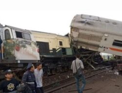 Kereta api Kecelakaan di Cicalengka Bandung, ‘dua korban masih terjebak di dalam gerbong’