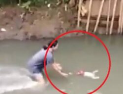 Anak Umur 2.5 th di Balam Hanyut saat bermain Hujanan-Hujanan
