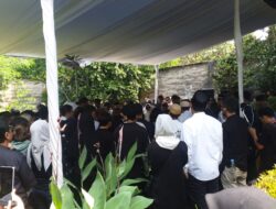 Mantan Menteri Tanri Abeng Dimakamkan di Samping Pusara Istri