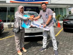 BRI Kanca Pondokgede Serahkan Hadiah Mobil kepada Pemenang Panen Undian Simpedes Periode 2 Tahun 2023