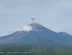 Gunung Semeru erupsi dengan letusan setinggi 900 meter